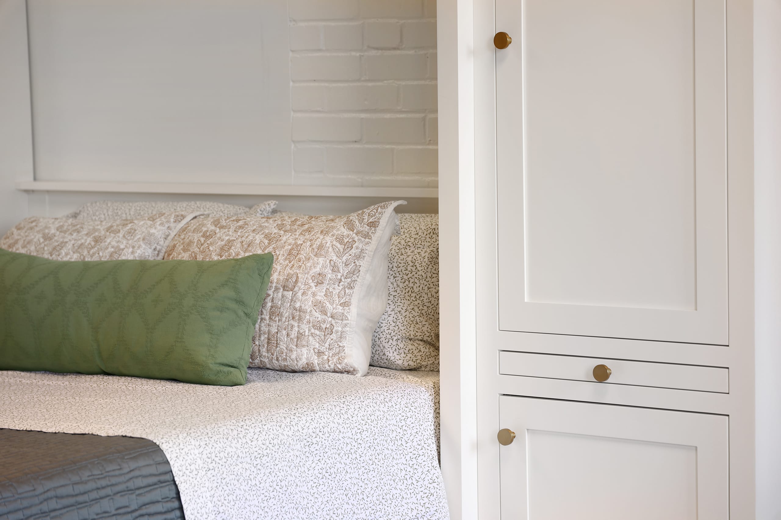 White Shaker Murphy Bed Listing Photo 3