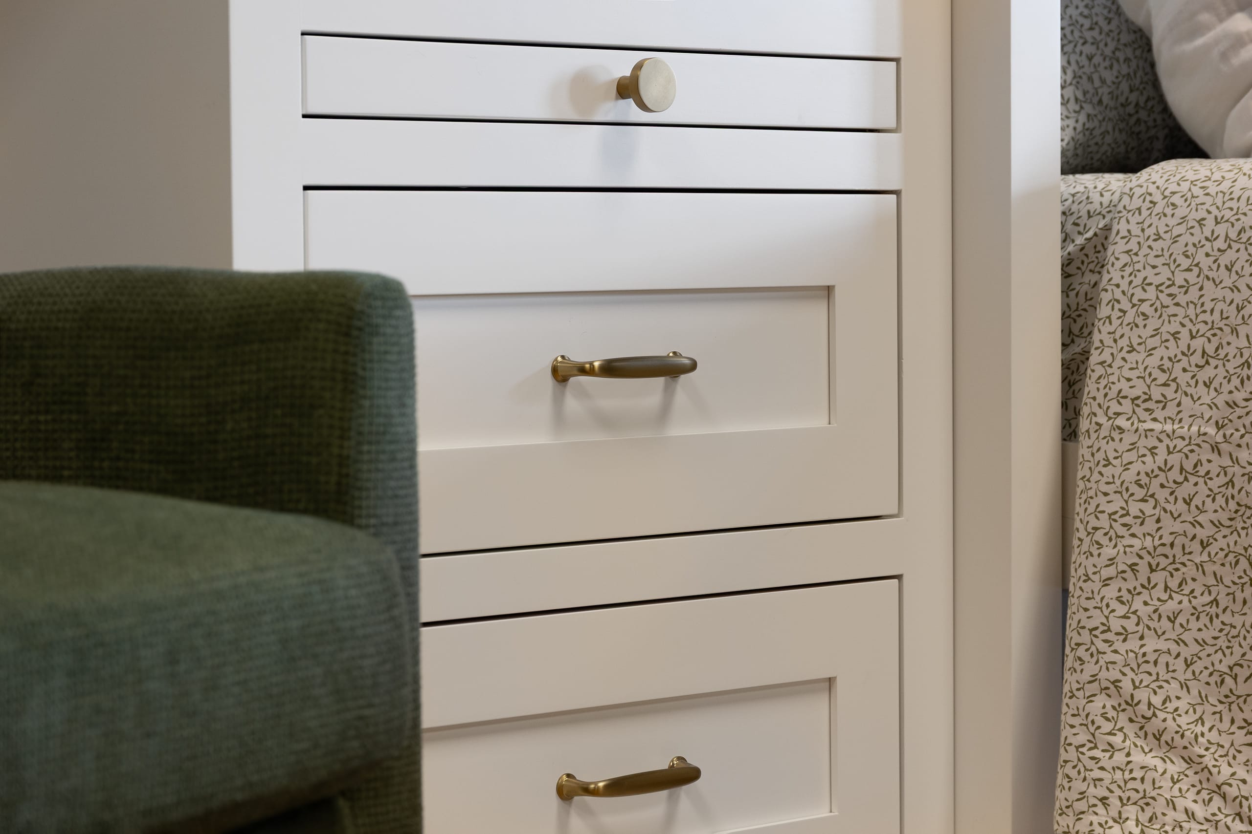 White Shaker Murphy Bed Listing Photo 4